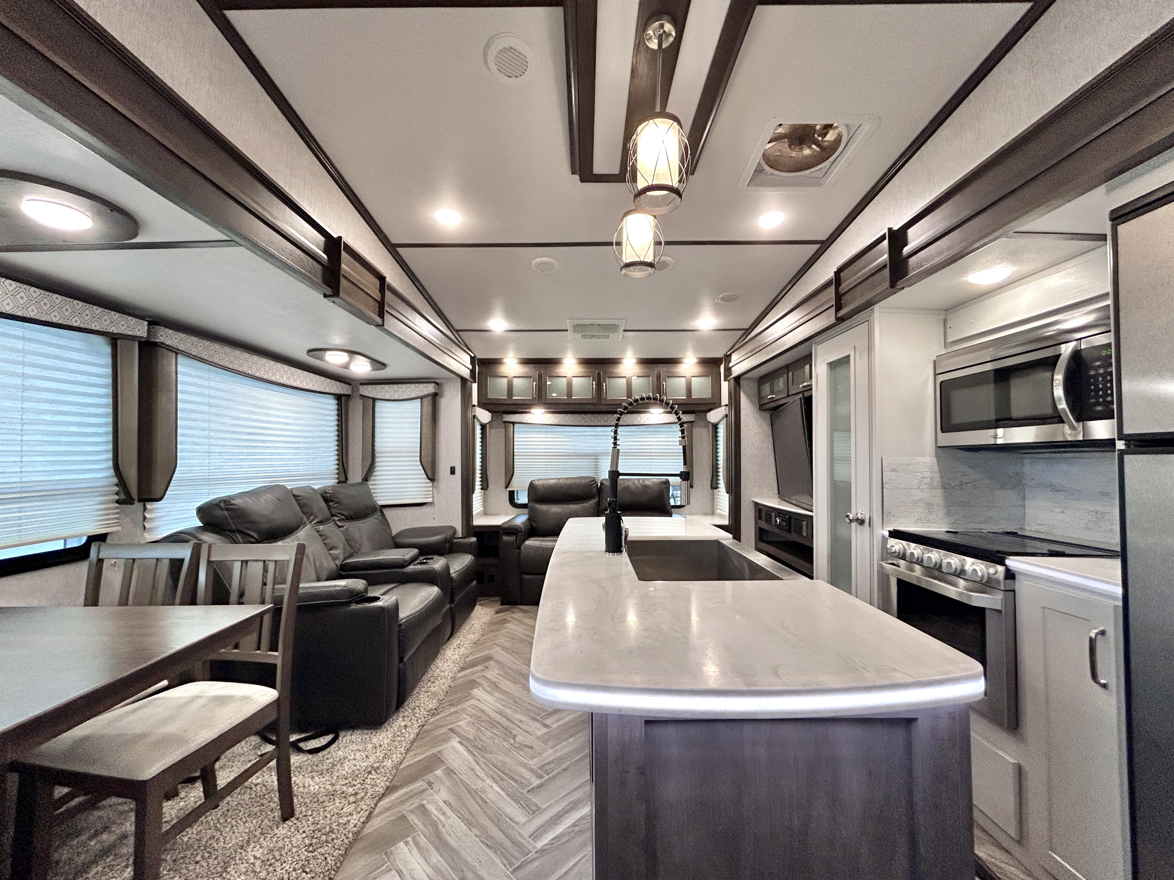 2020 Dutchmen Astoria 3173RLP - Image 9
