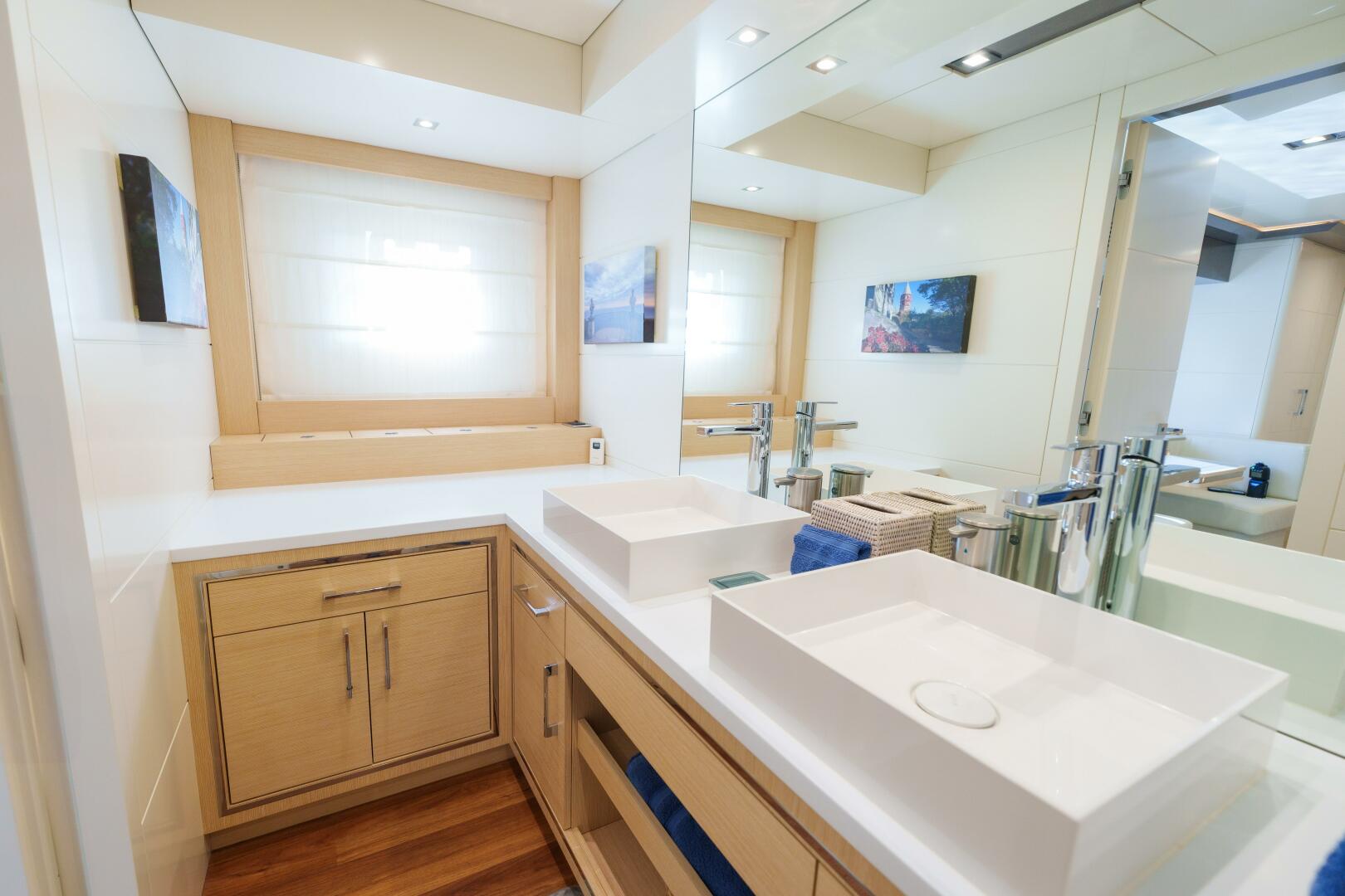 2020 Sirena 64 - Image 27