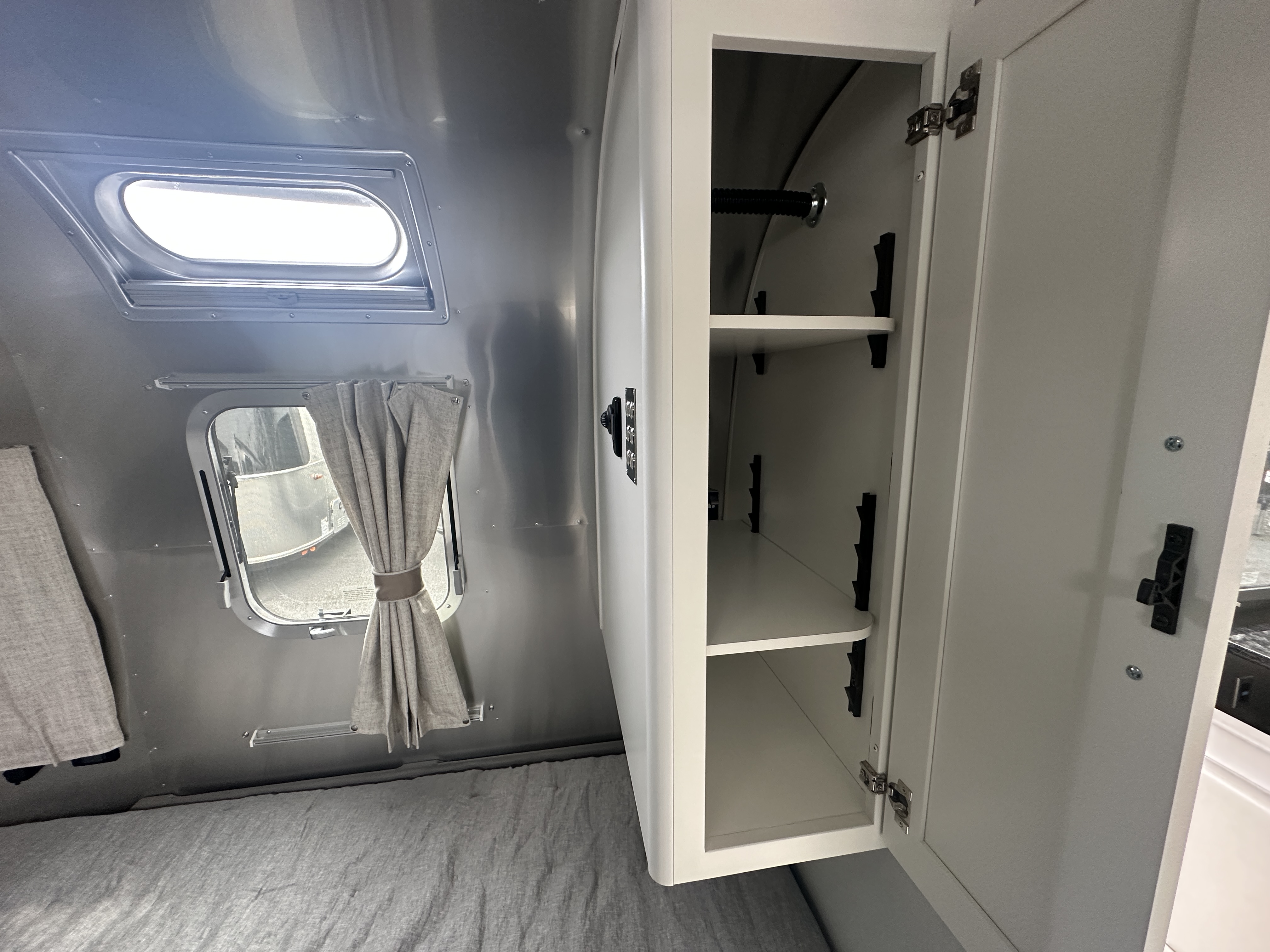 2026 Airstream Classic 33FB - Image 10