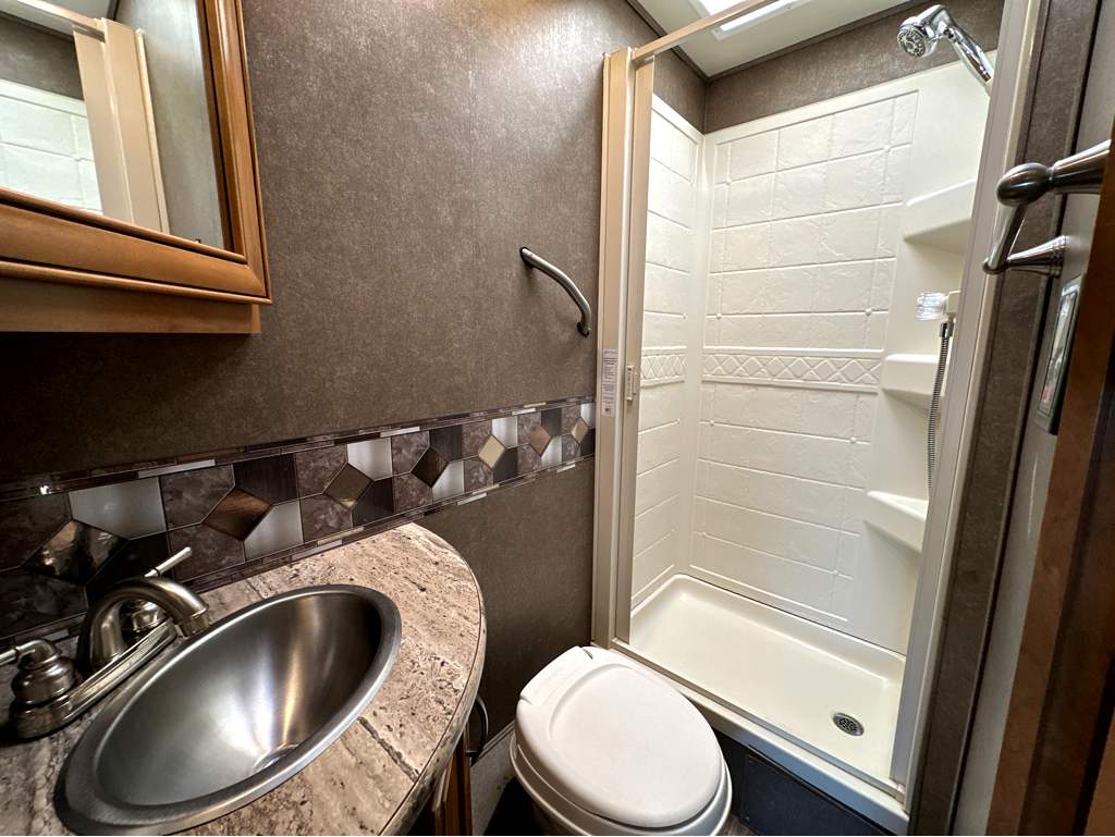 2018 THOR MOTOR COACH QUANTUM KM24 - Image 13