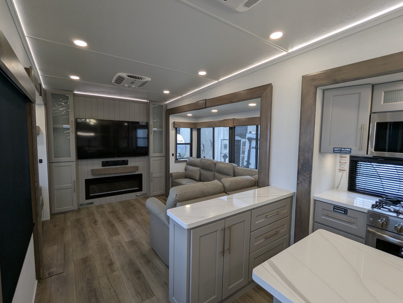 2025 Alliance RV Paradigm 375RD - Image 28