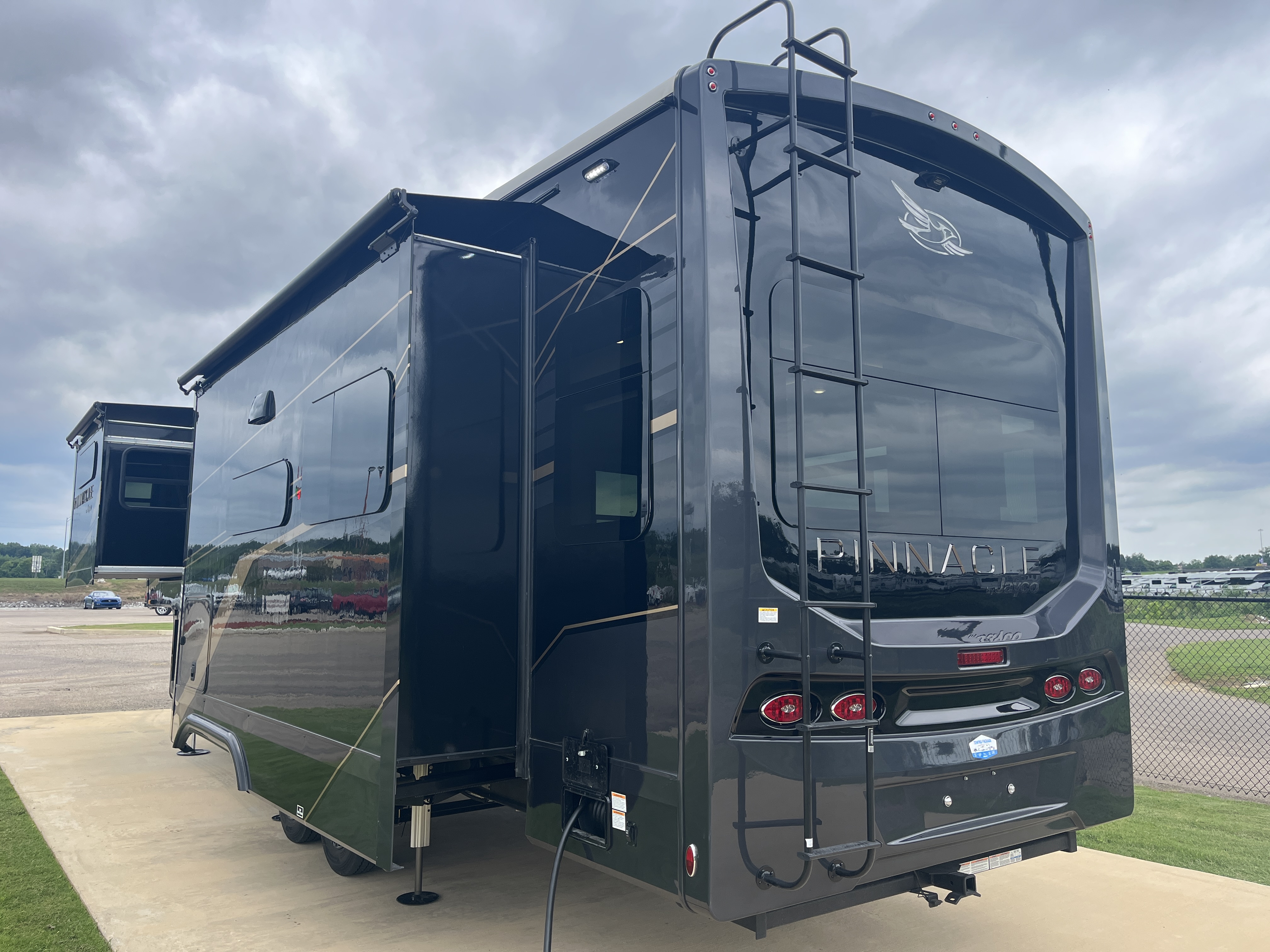 2027 JAYCO PINNACLE 32RLTS - Image 3