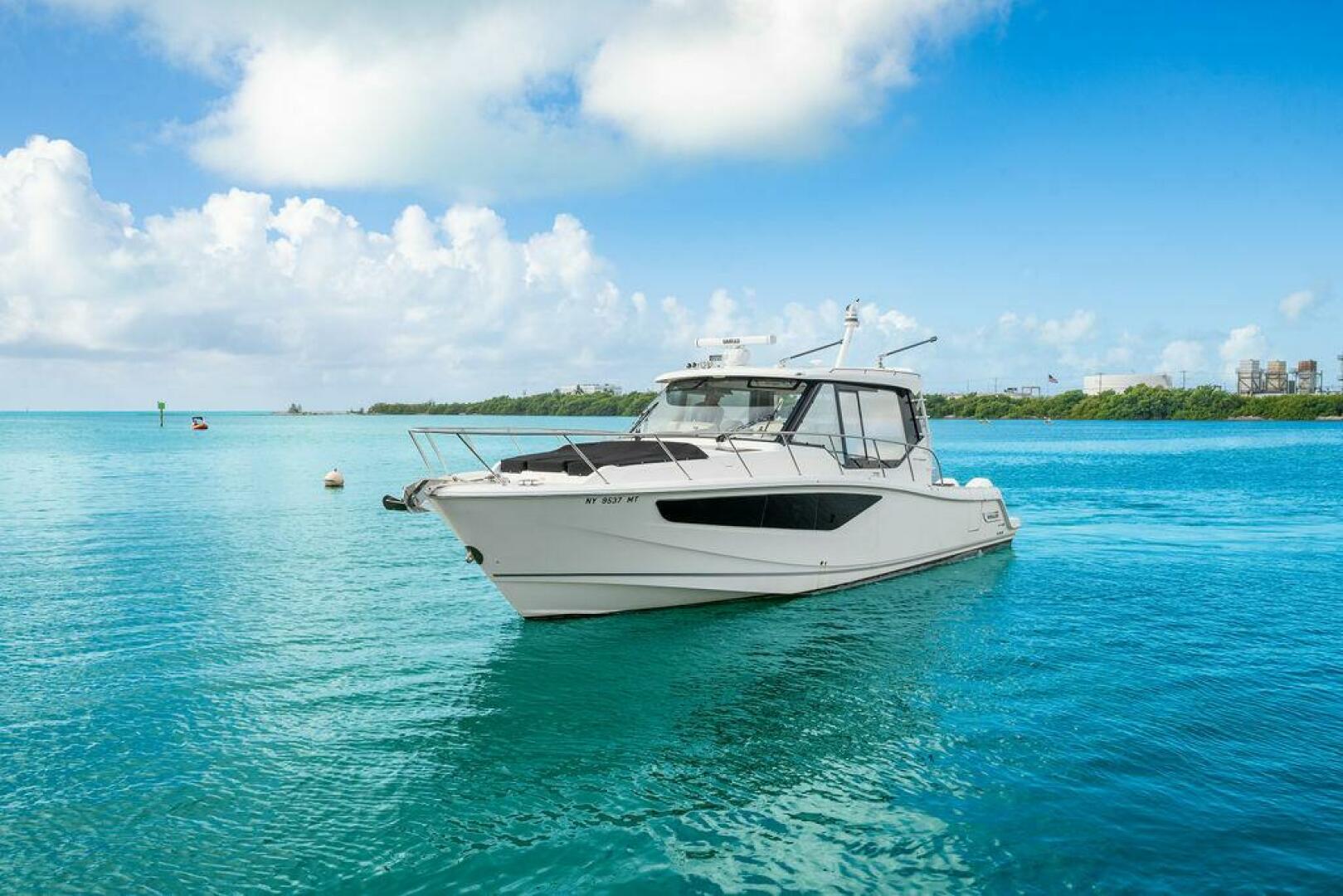 2023 Boston Whaler 405 Conquest - Image 8