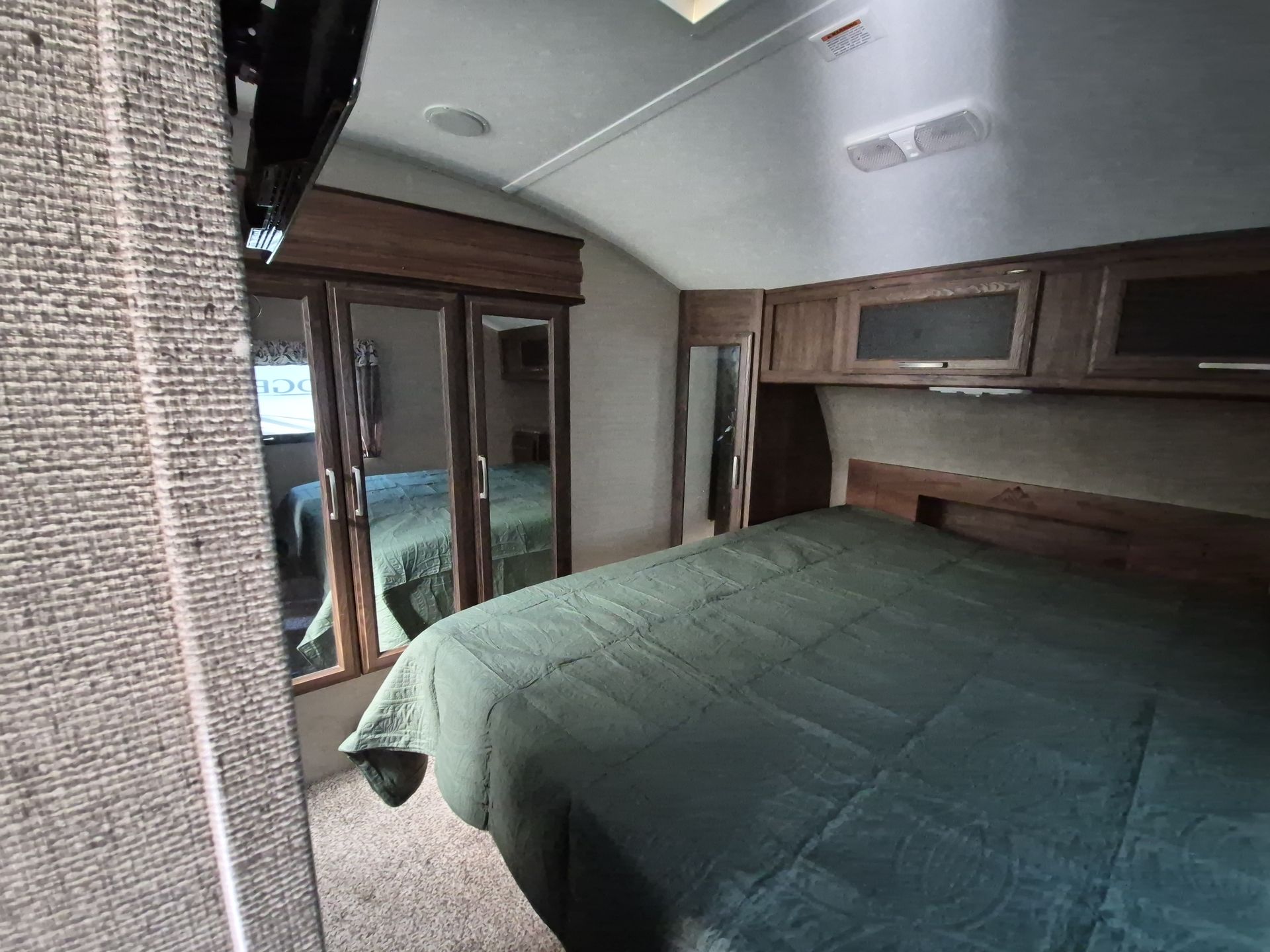 2017 Keystone Cougar 326RDS - Image 28