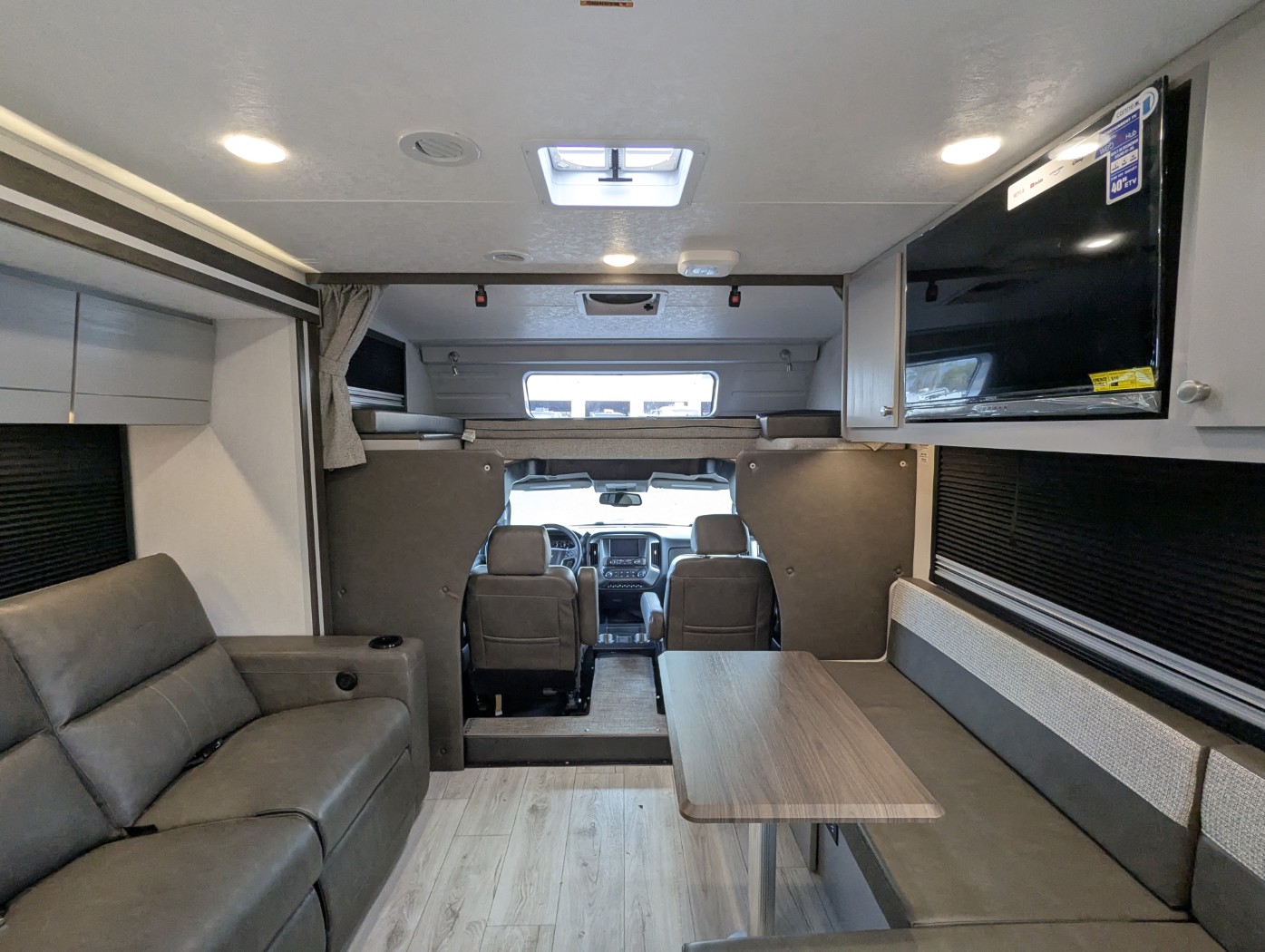2026 Coachmen Entourage 330DS - Image 21