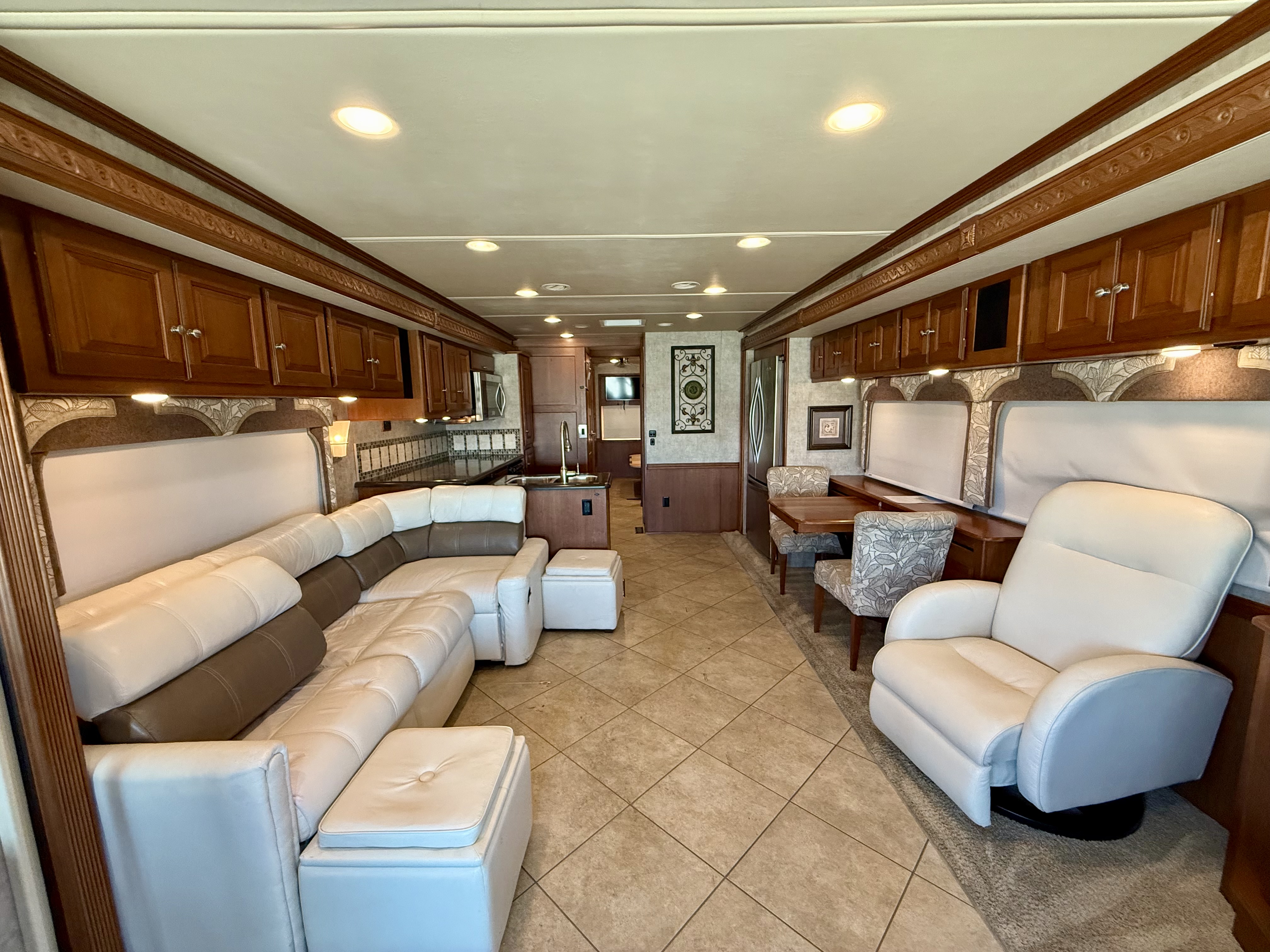 2015 Winnebago Adventurer 38Q - Image 12