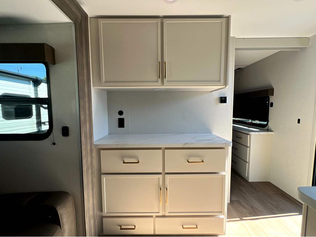2027 GRAND DESIGN TRANSCEND 335BHT - Image 22