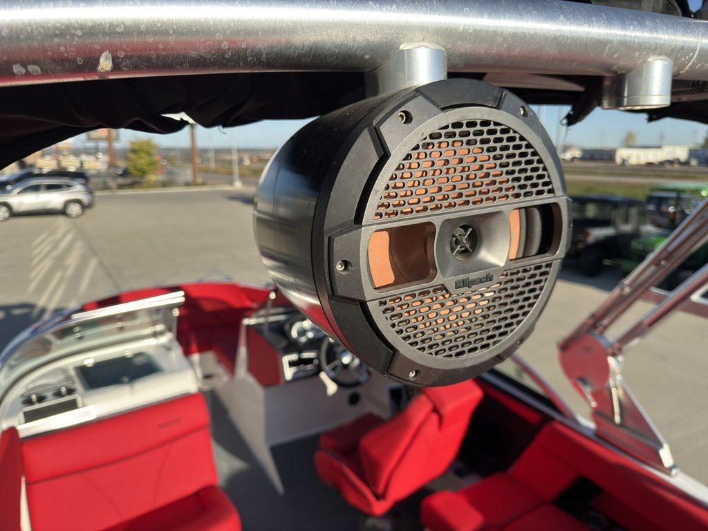 2019 MasterCraft XT22 - Image 21