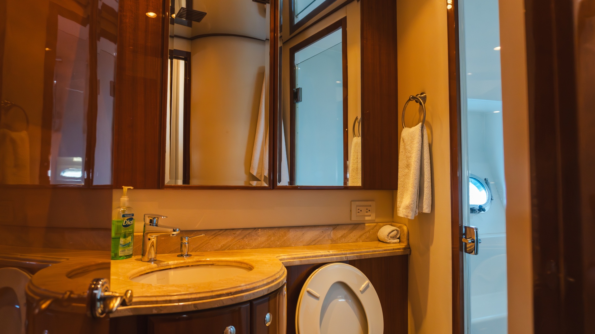 2012 McKinna 69 Skylounge - Image 19