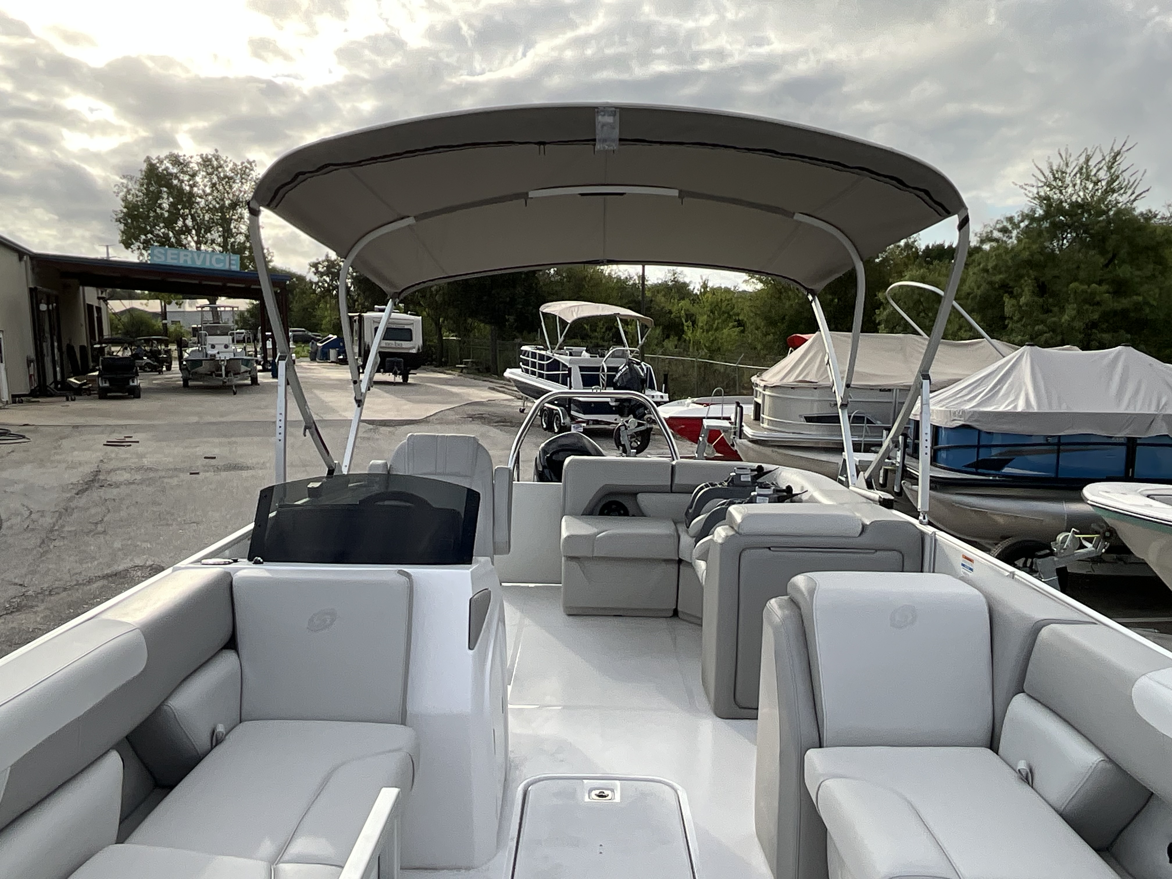 2027 Hurricane FunDeck 2360 REF - Image 33