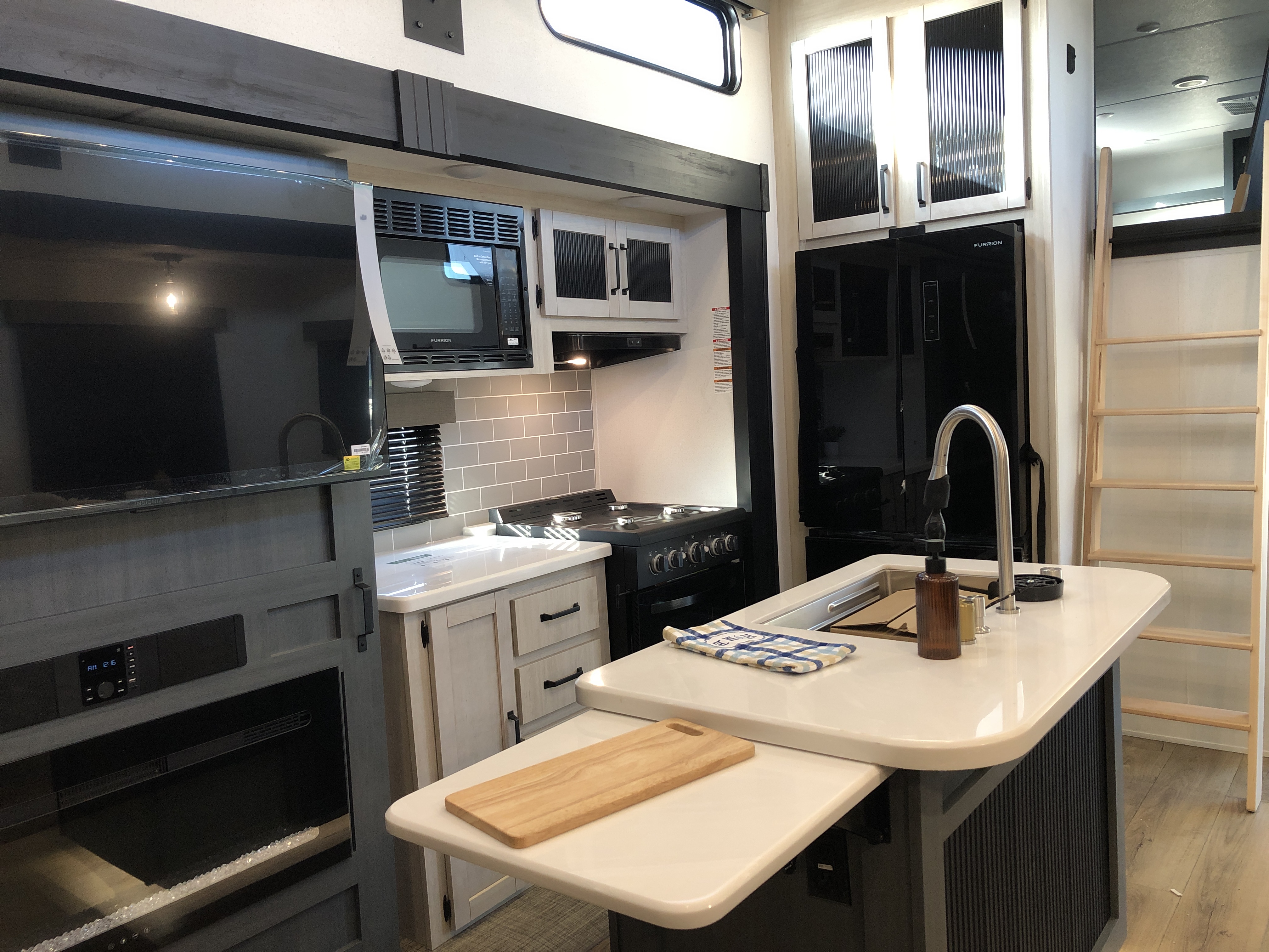 2026 Forest River Puma Vista 421LFT - Image 16