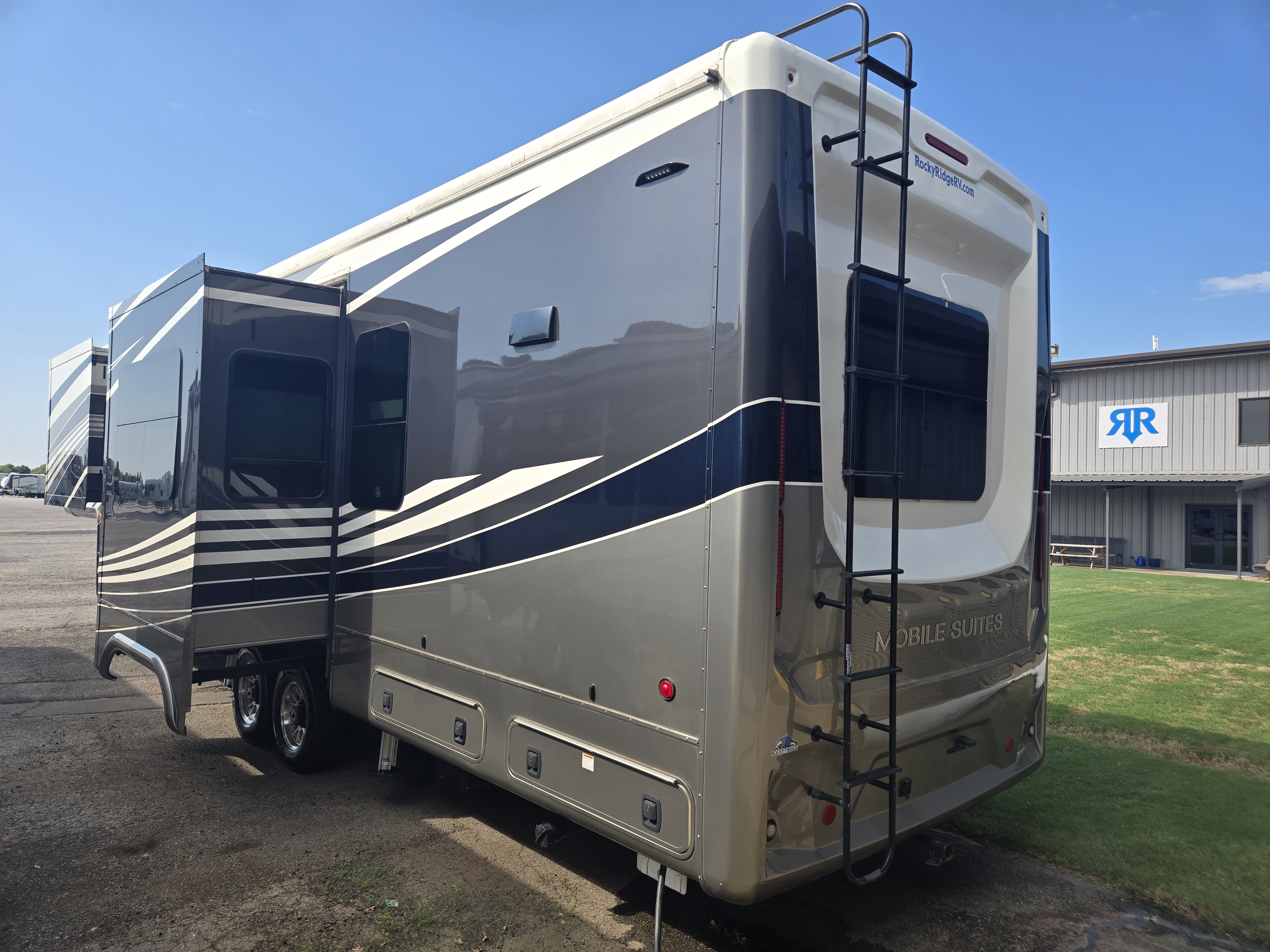 2021 DRV Mobile Suites 41RKDB - Image 4