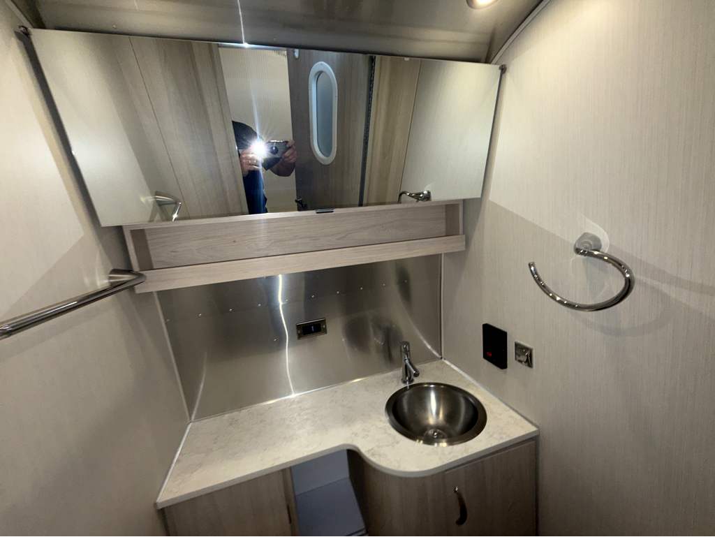 2024 AIRSTREAM GLOBETROTTER 27FB TWIN - Image 28