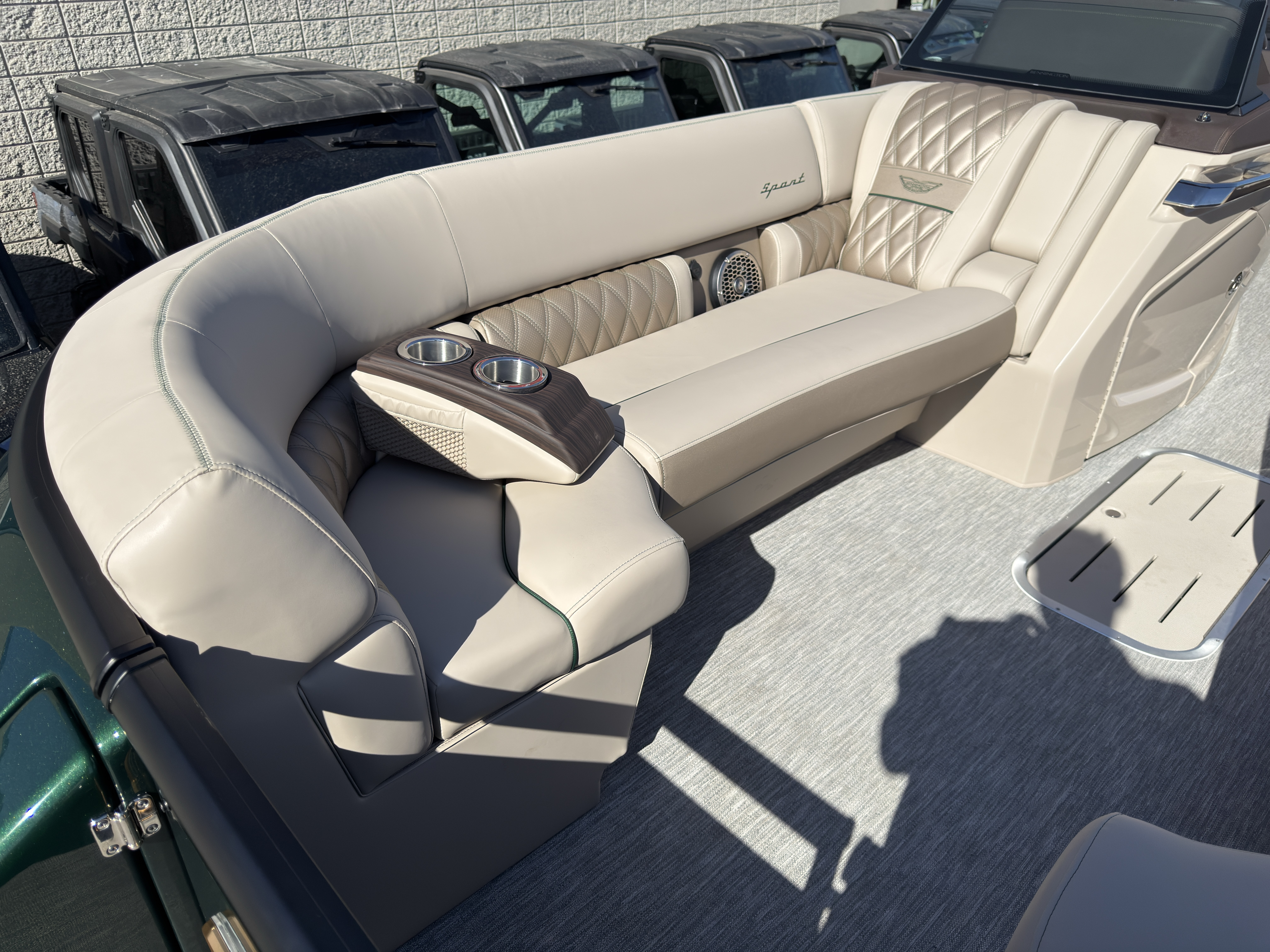 2026 Bennington 25QXSBA 425HP V10 Tritoon Pontoon - Image 81