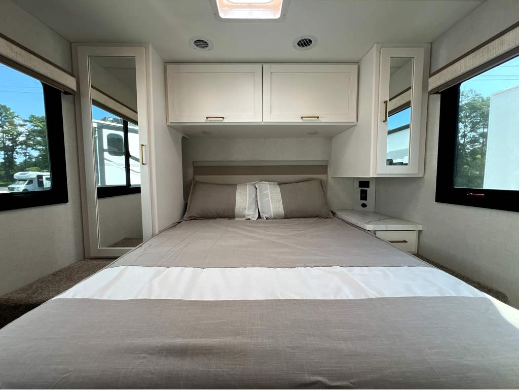 2027 THOR MOTOR COACH MAGNITUDE GA28 - Image 21