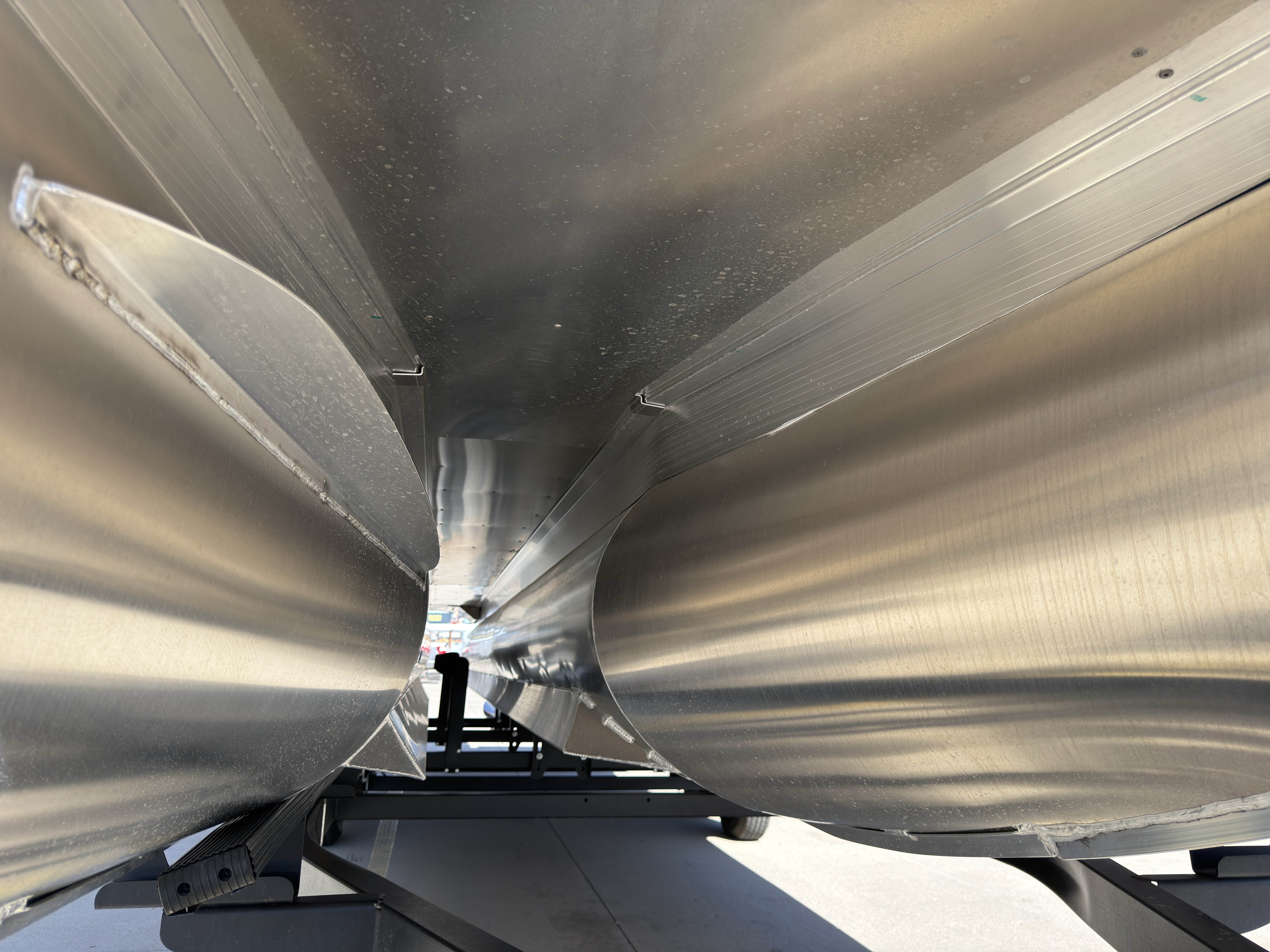 2026 Bennington 25QXSBA 425HP V10 Tritoon Pontoon - Image 24