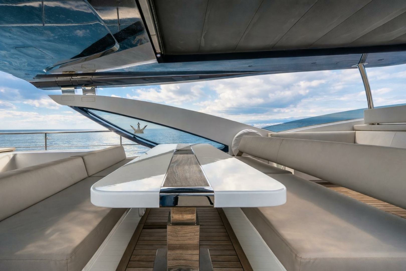 2018 Dominator Yachts Dominator Ilumen Base - Image 32