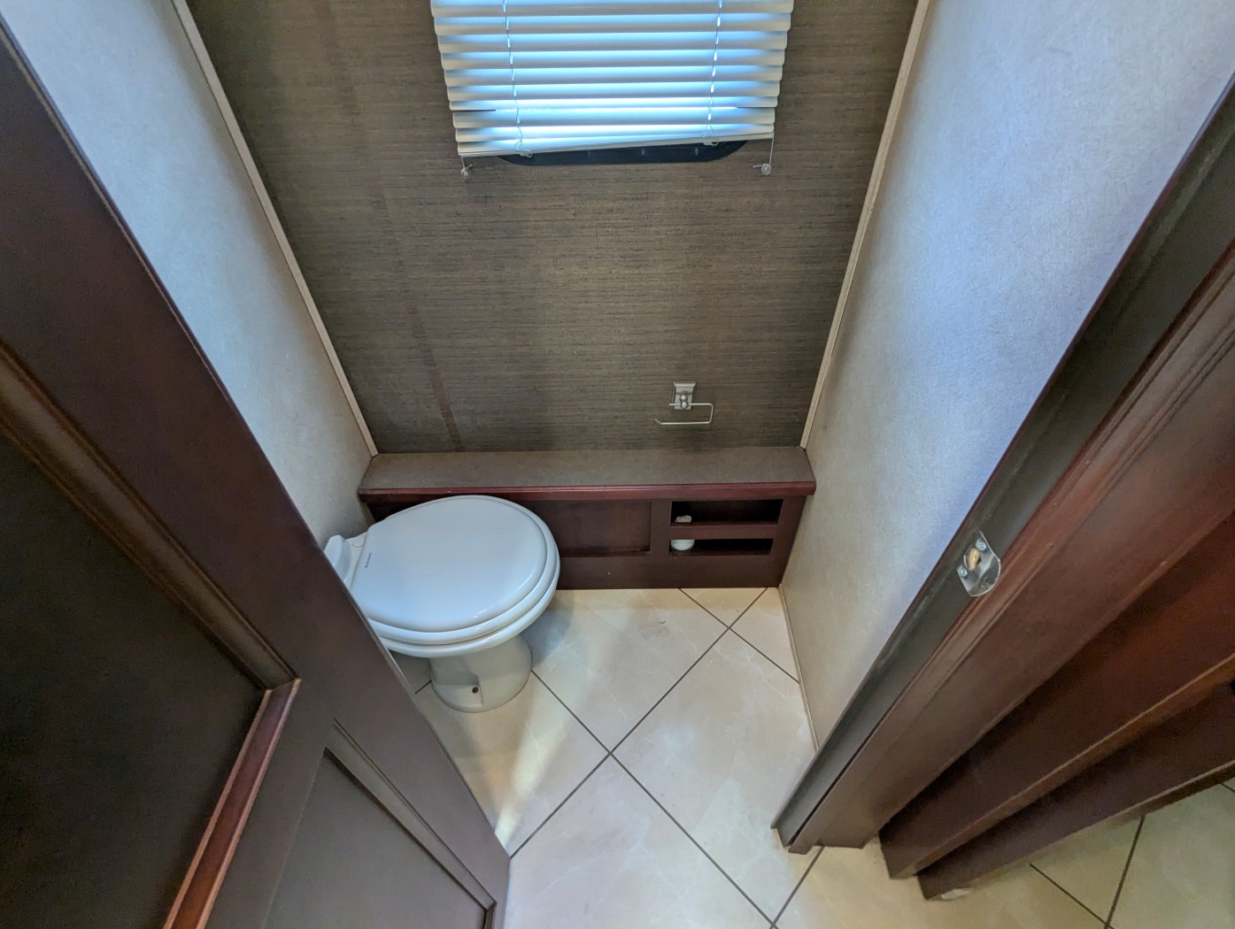 2011 DAMON ASTORIA 40KT - Image 26