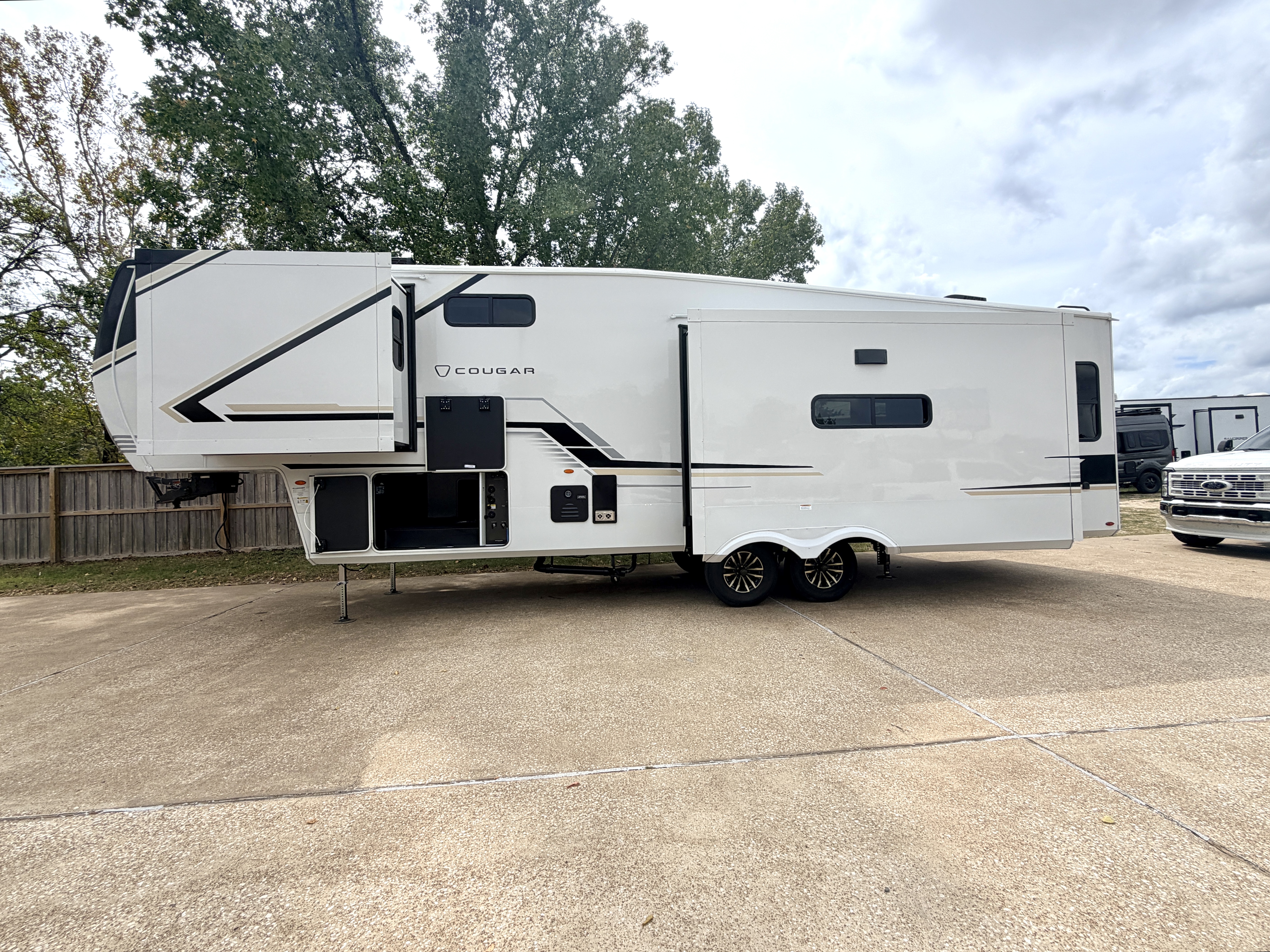 2027 Keystone Cougar 316RLS - Image 4
