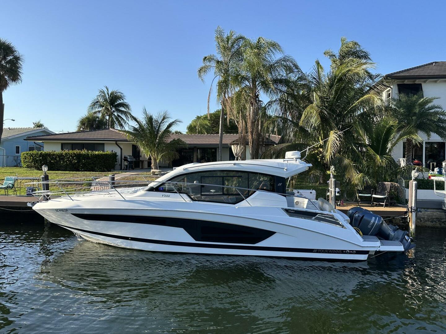 2020 Four Winns Vista 355 Coupe - Image 1