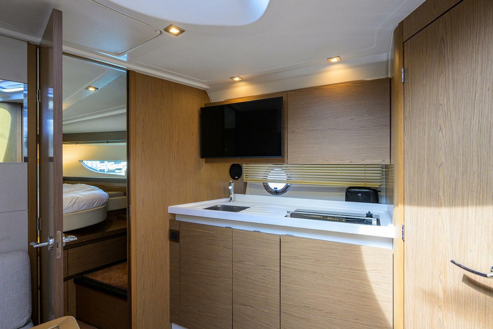 2003 Jupiter 31 Cuddy - Image 18