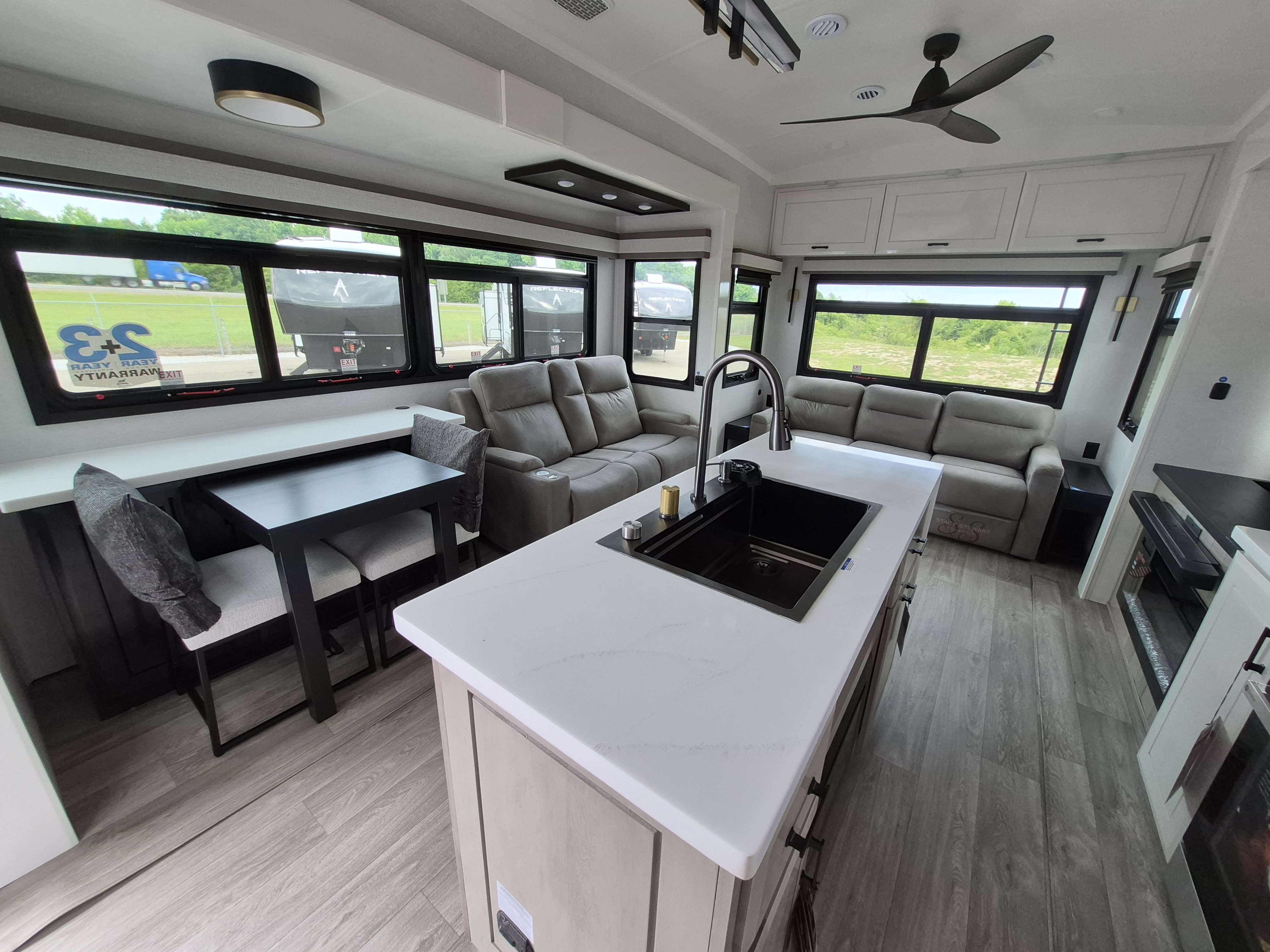 2027 JAYCO PINNACLE 32RLTS - Image 12