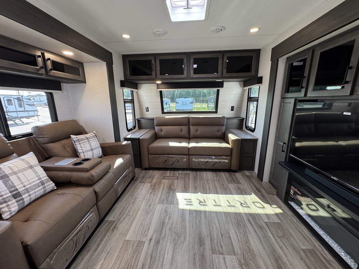 2026 VENTURE RV SPORTTREK 333VMI - Image 15