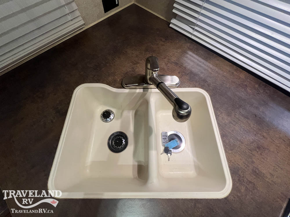 2013 FOREST RIVER ROCKWOOD ULTRA LITE 8315BSS HANDYMAN SPECIAL - Image 12