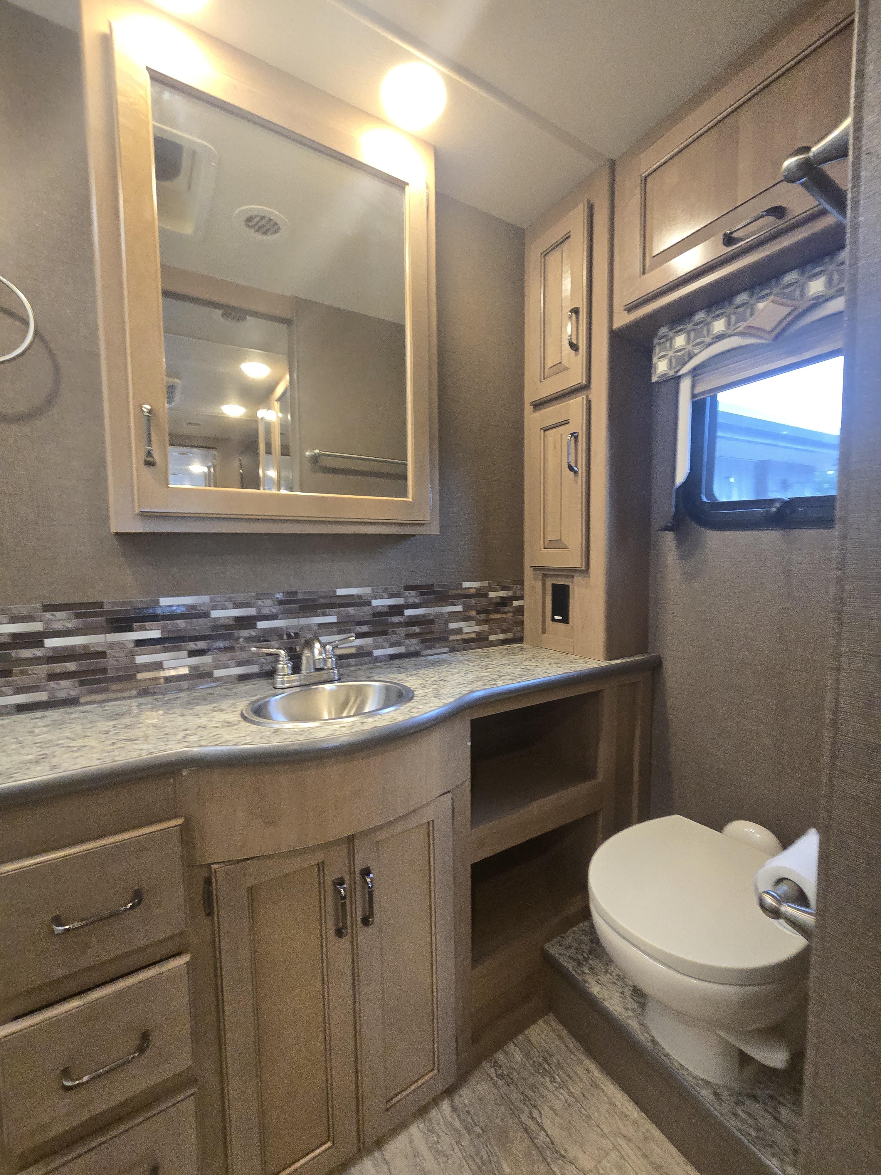 2018 Thor Motor Coach Hurricane 35M - Image 19