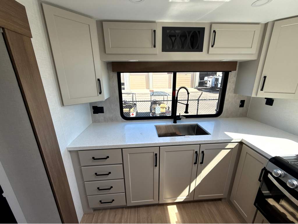 2027 VENTURE RV SPORTTREK 323VRK - Image 14