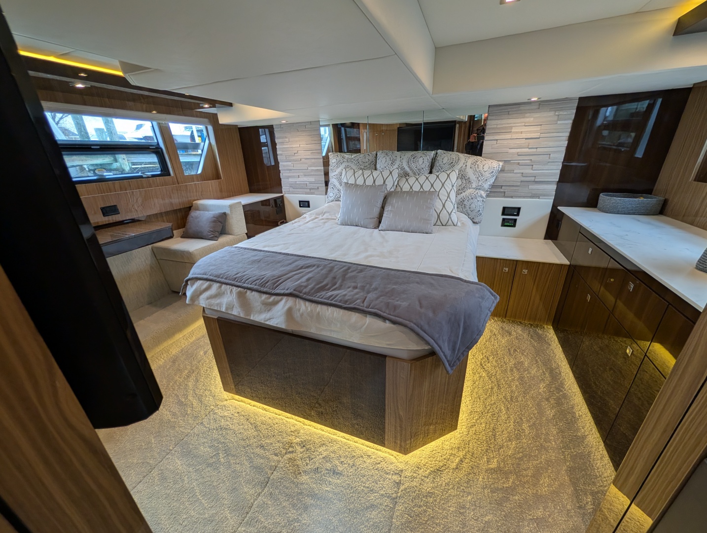 2022 Cruisers Yachts 54 Cantius - Image 30