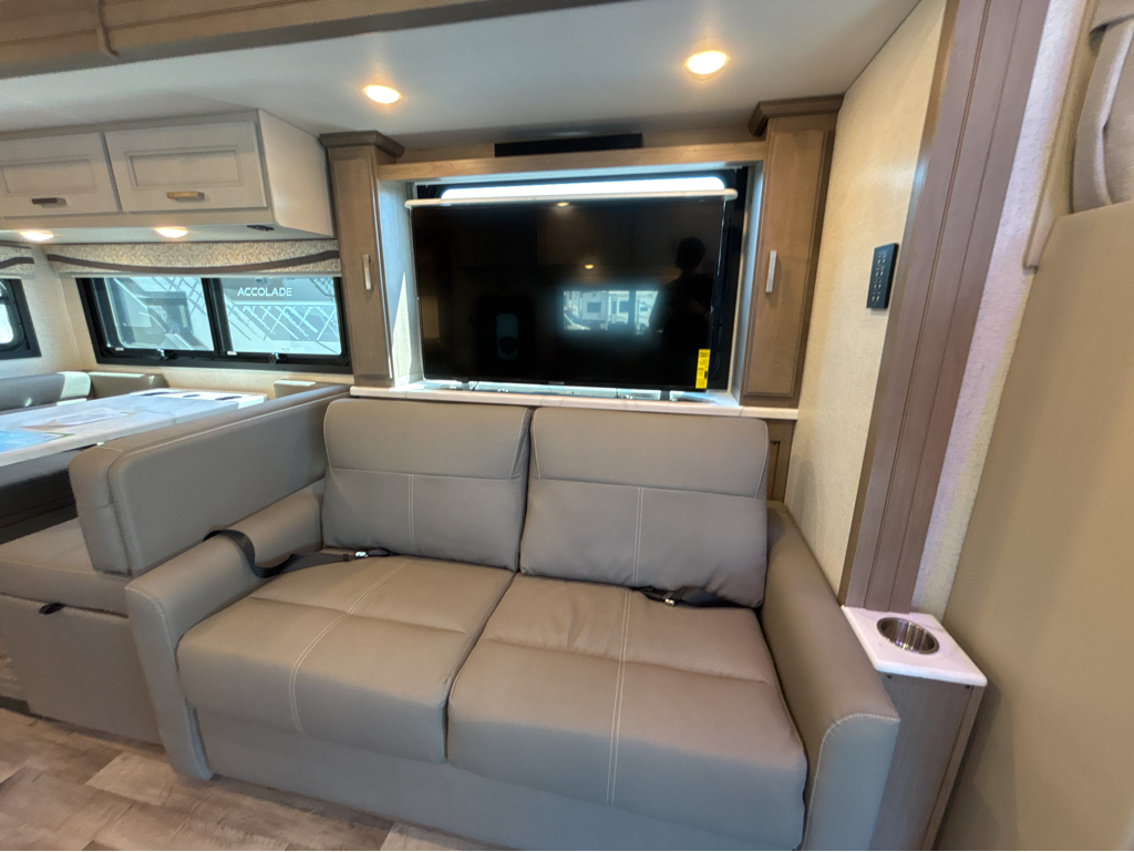 2026 THOR MOTOR COACH PASADENA 38FX - Image 10