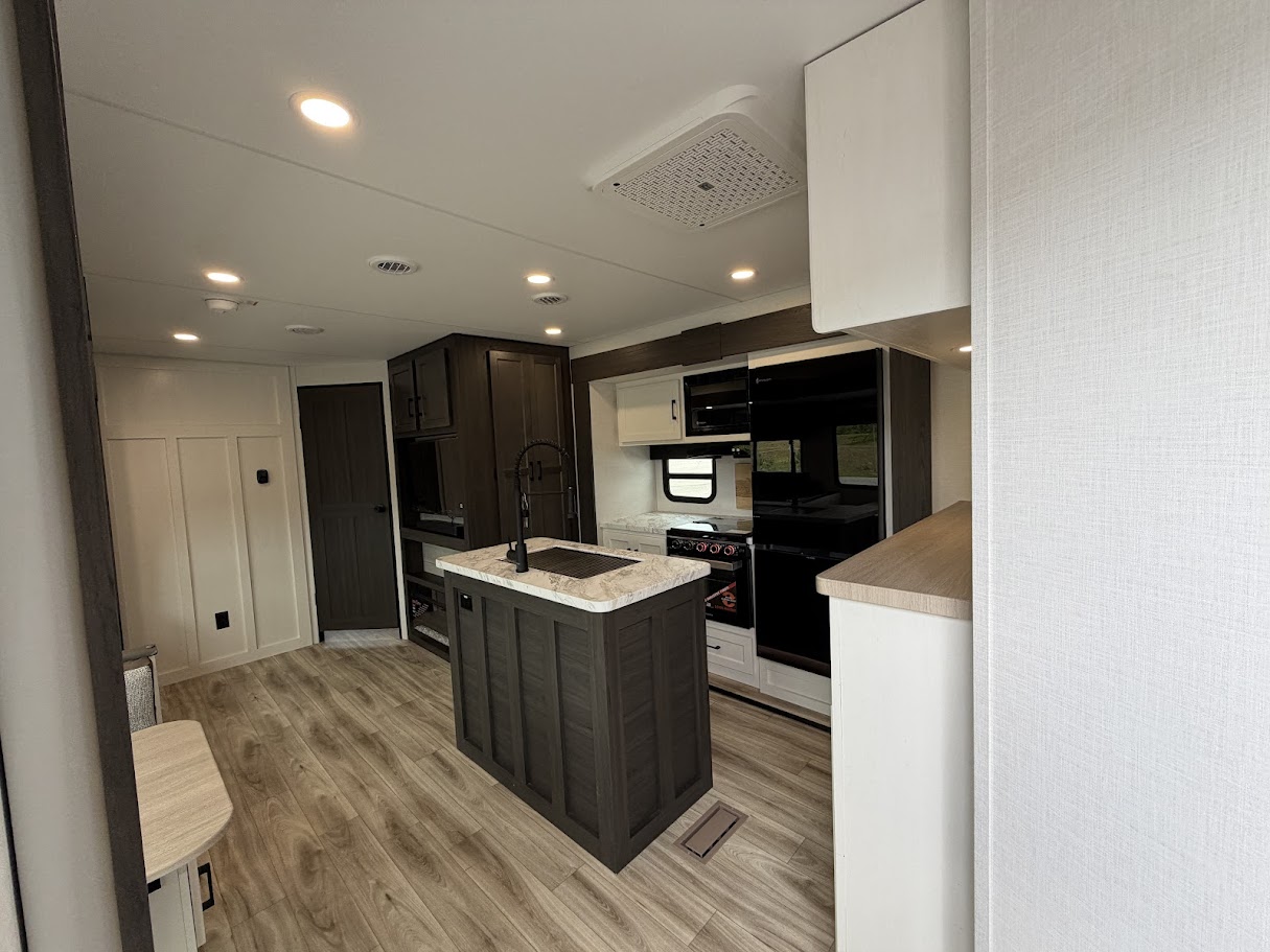 2026 VENTURE RV SPORTTREK 327VIK - Image 13