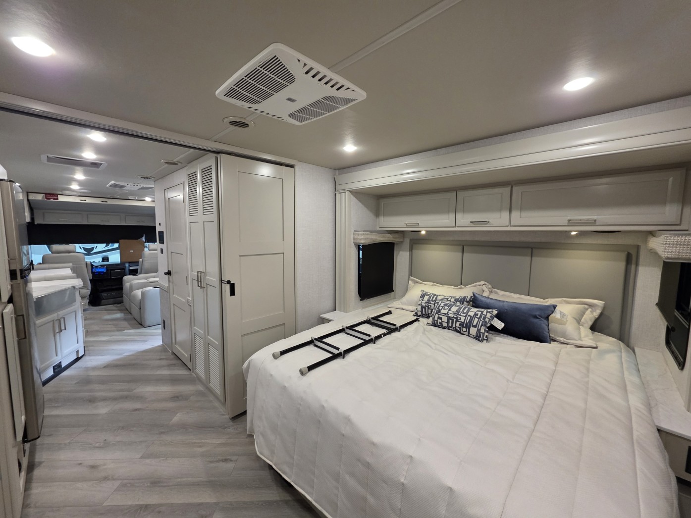 2026 Holiday Rambler Invicta 33HB - Image 22
