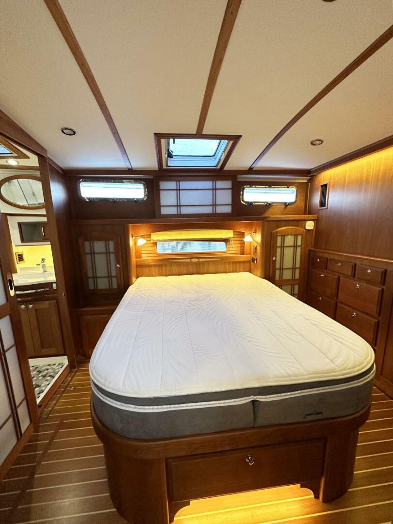 2018 Sabre 48 Flybridge Sedan - Image 17