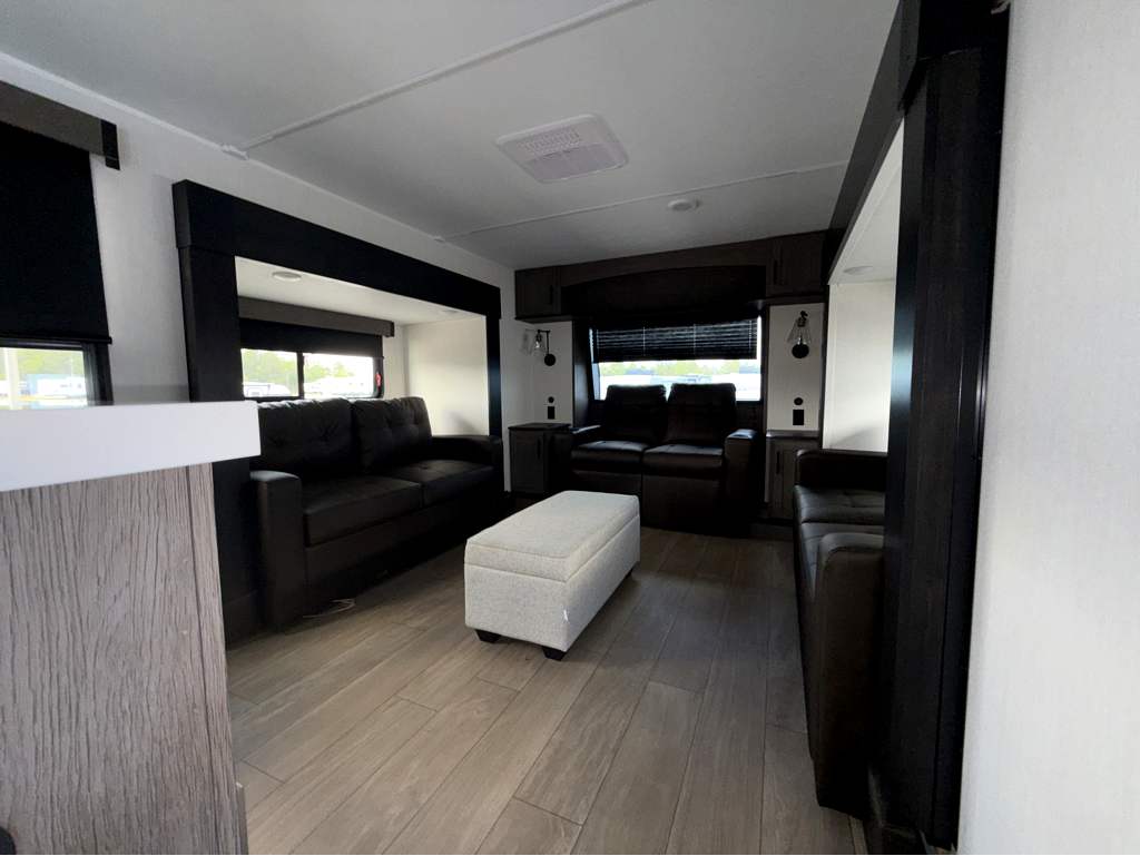 2026 FOREST RIVER ARCTIC WOLF 3950 SUITE - Image 11