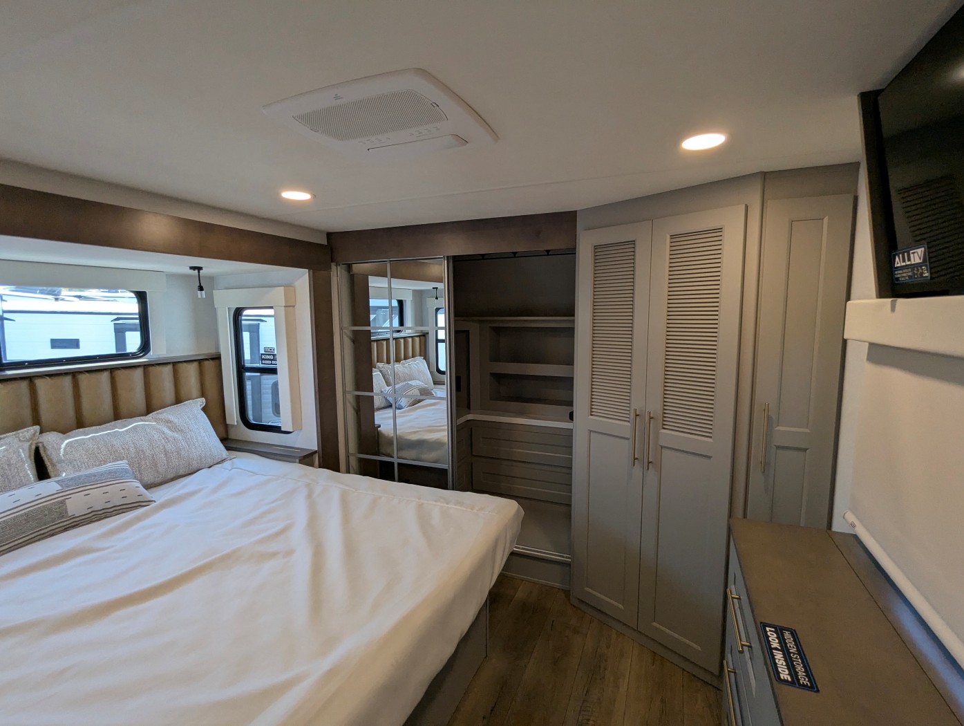 2026 Alliance RV Paradigm 310RL - Image 9