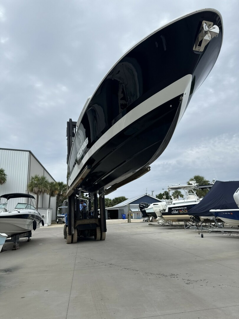 2023 Wellcraft 352 Fisherman Center Console - Image 2