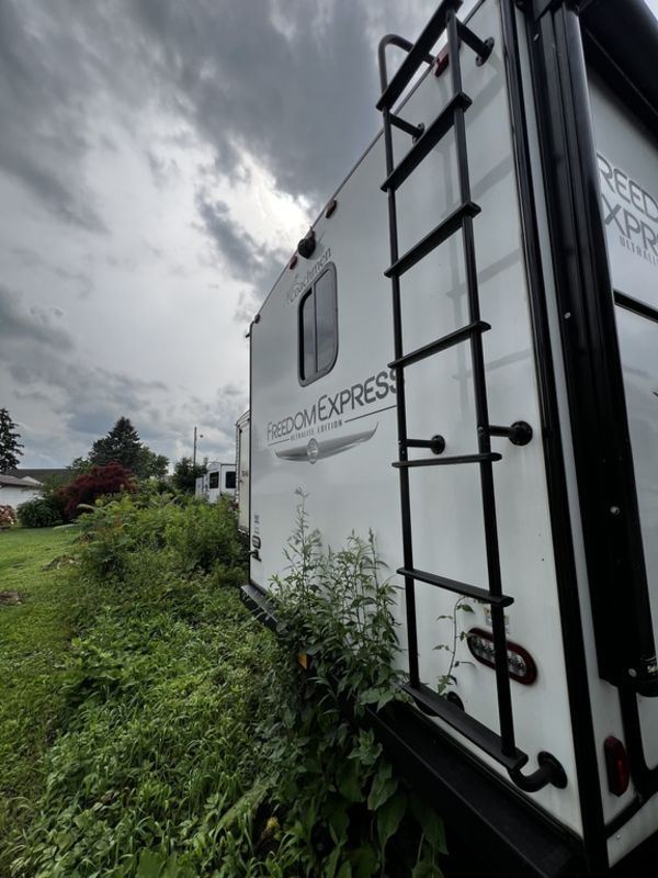2023 Coachman 252 - Image 5