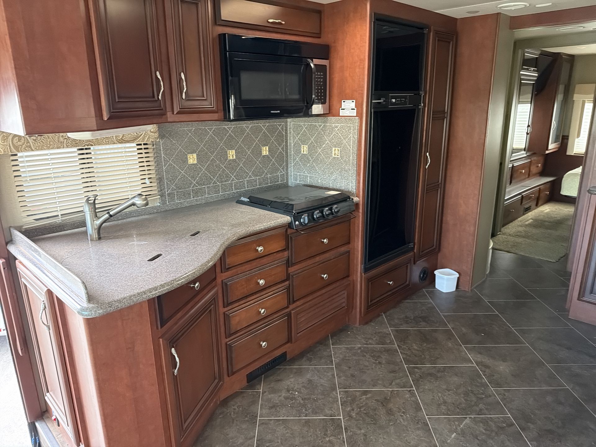 2014 Newmar Bay Star 3309 - Image 35