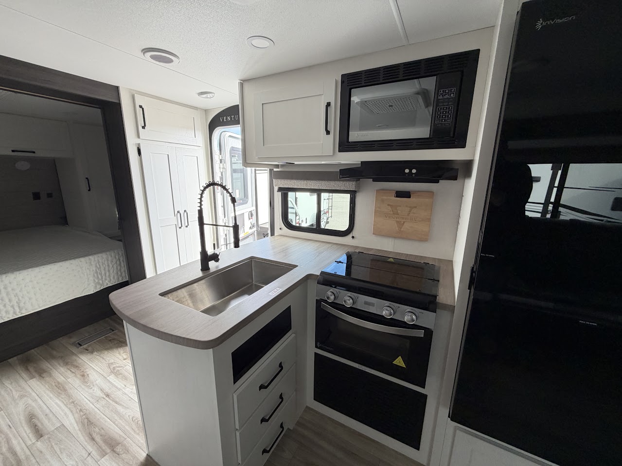 2027 VENTURE RV SIENNA 281VQB - Image 12