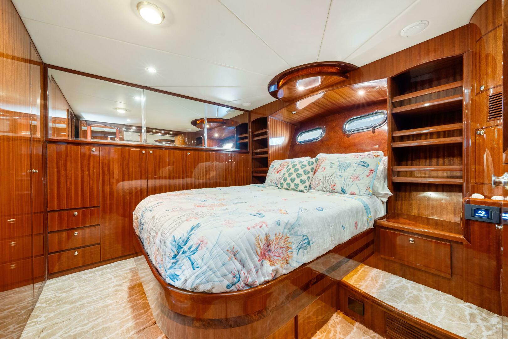 2007 Hampton 558 Pilothouse - Image 10