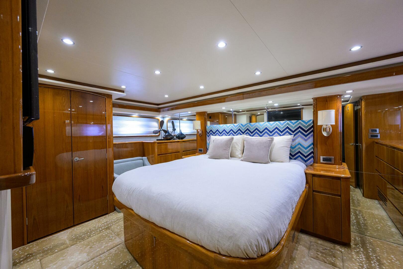 2014 Viking 76 Enclosed Bridge - Image 23