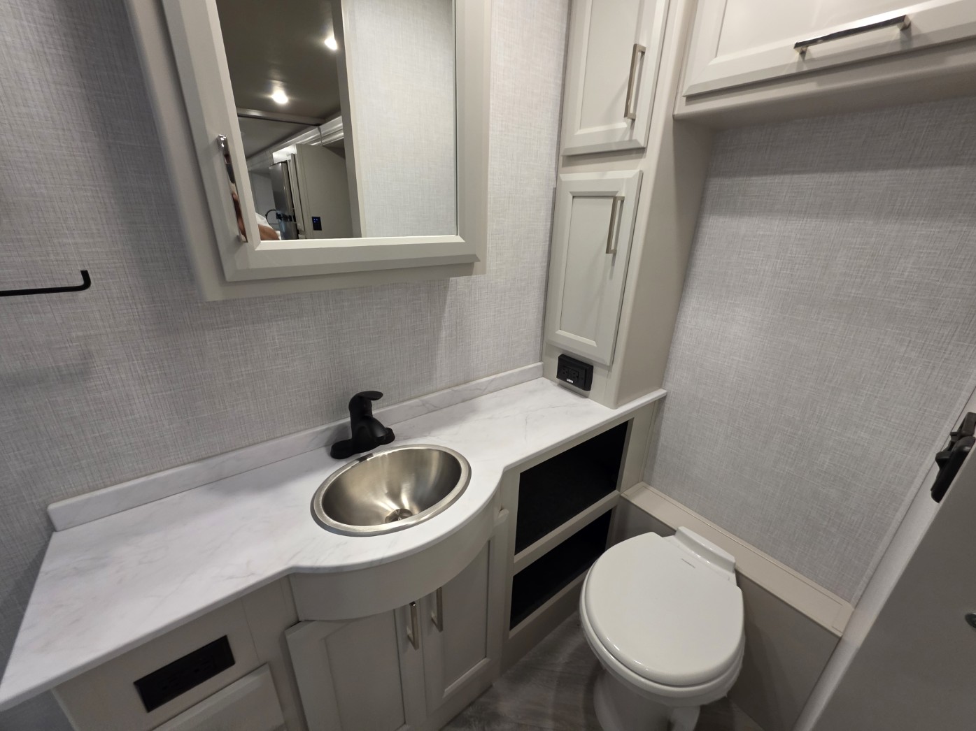 2026 Holiday Rambler Invicta 33HB - Image 29
