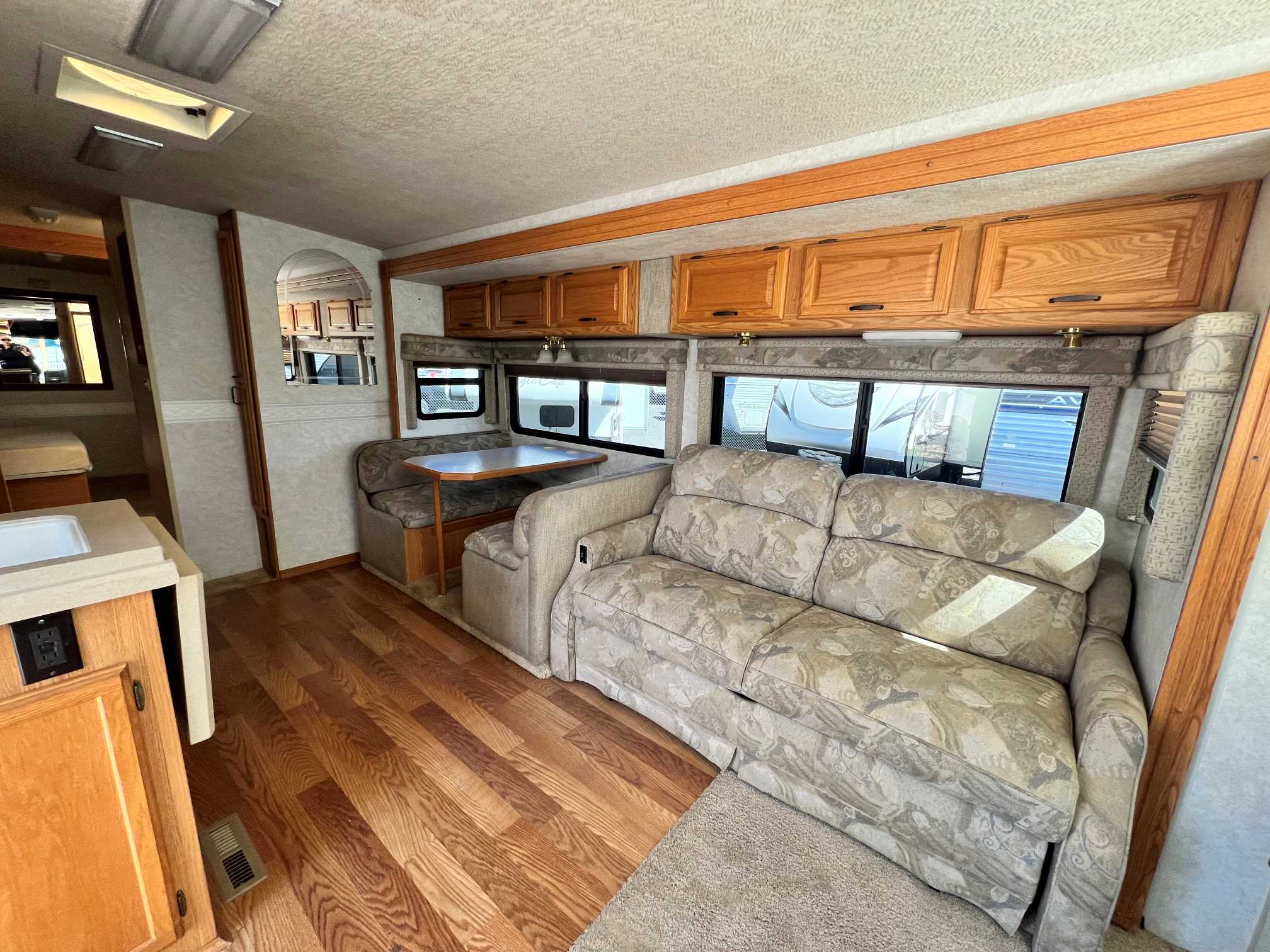 2004 Winnebago Brave 32V - Image 7
