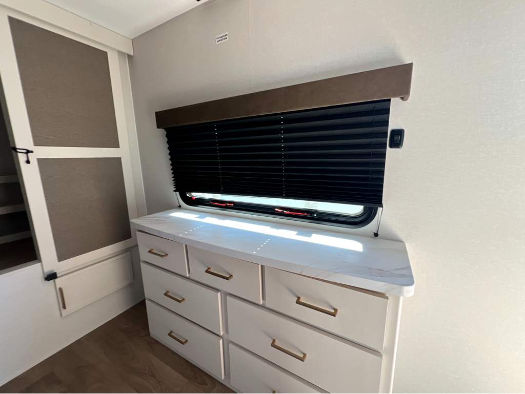 2027 GRAND DESIGN TRANSCEND 335BHT - Image 24
