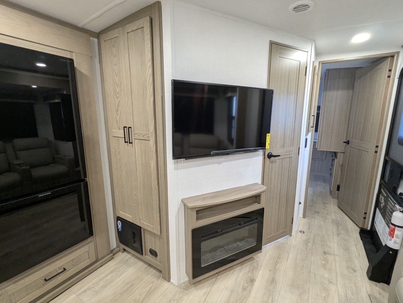 2026 Forest River Rockwood Signature 8336BH - Image 25