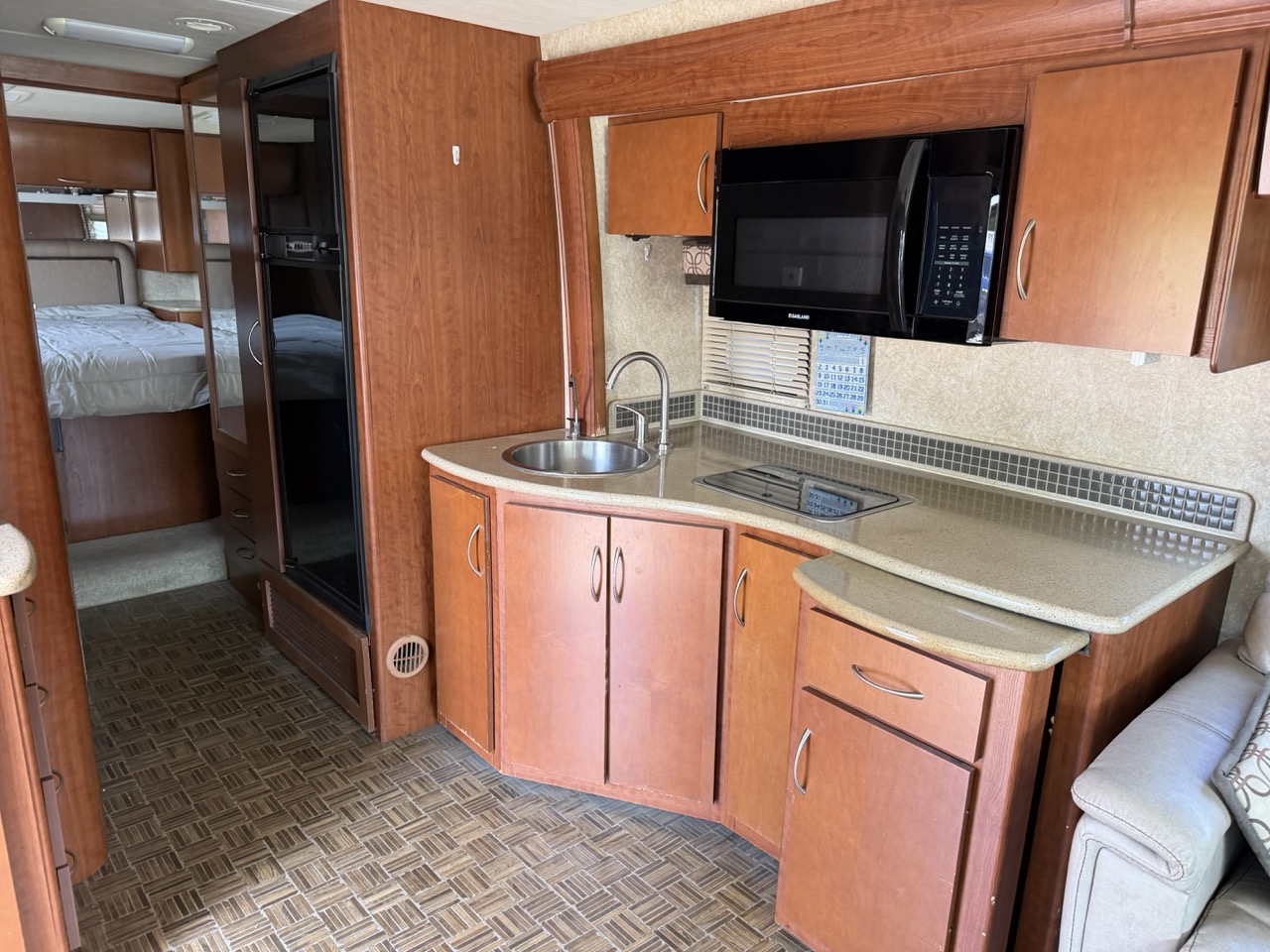 2010 Thor Motor Coach Serrano 31V - Image 9