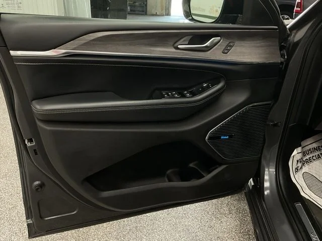 2022 Jeep Grand-Cherokee-L Laredo Altitude 4x4 - Image 8