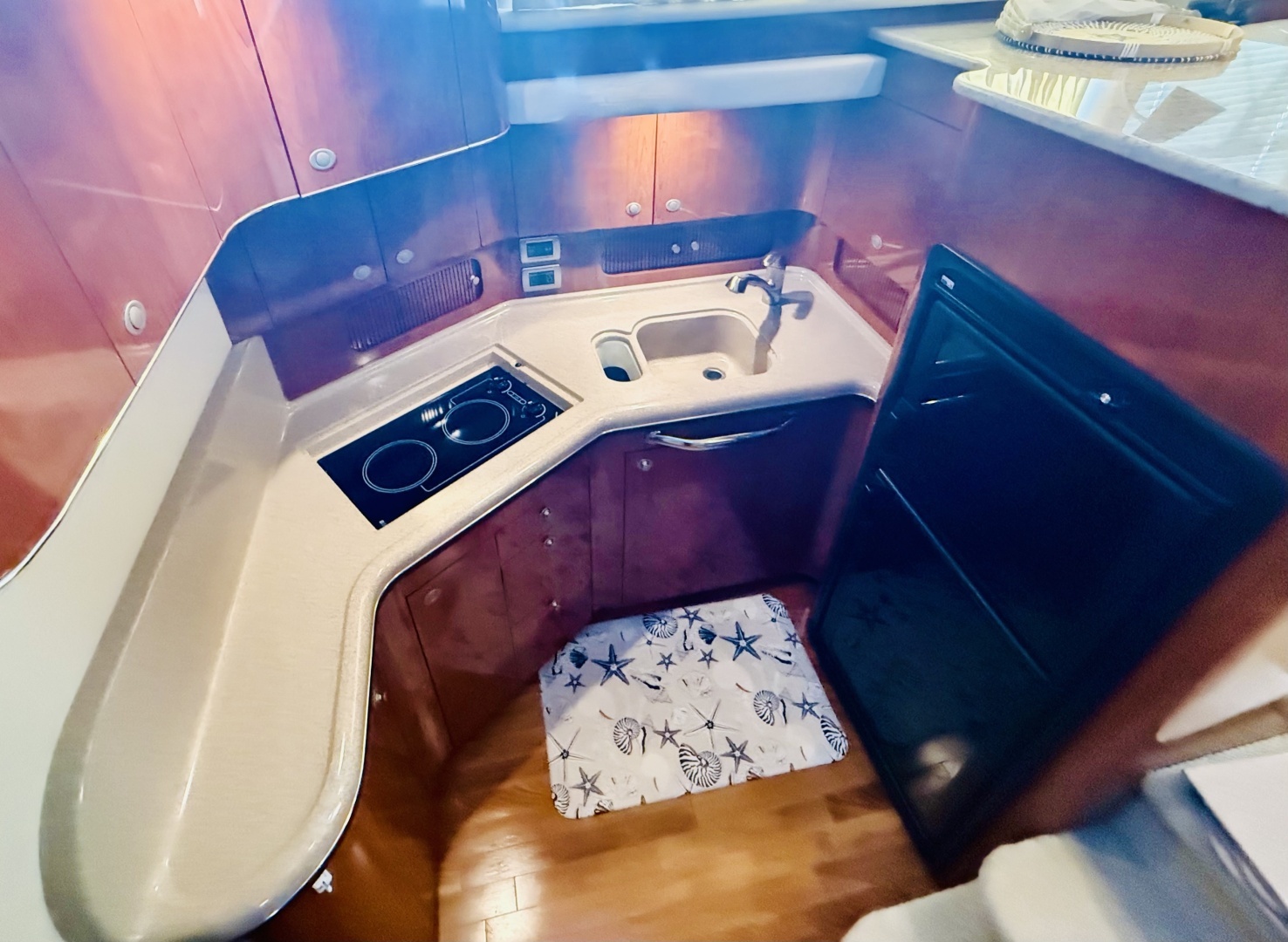 2004 Sea Ray 390 Motor Yacht - Image 10